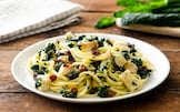 Linguine con baccalà, uvetta e cavolo nero