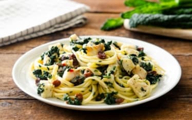 Linguine con baccalà, uvetta e cavolo nero