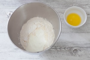 Preparazione Panini morbidi allo yogurt e semi misti  - Fase 1