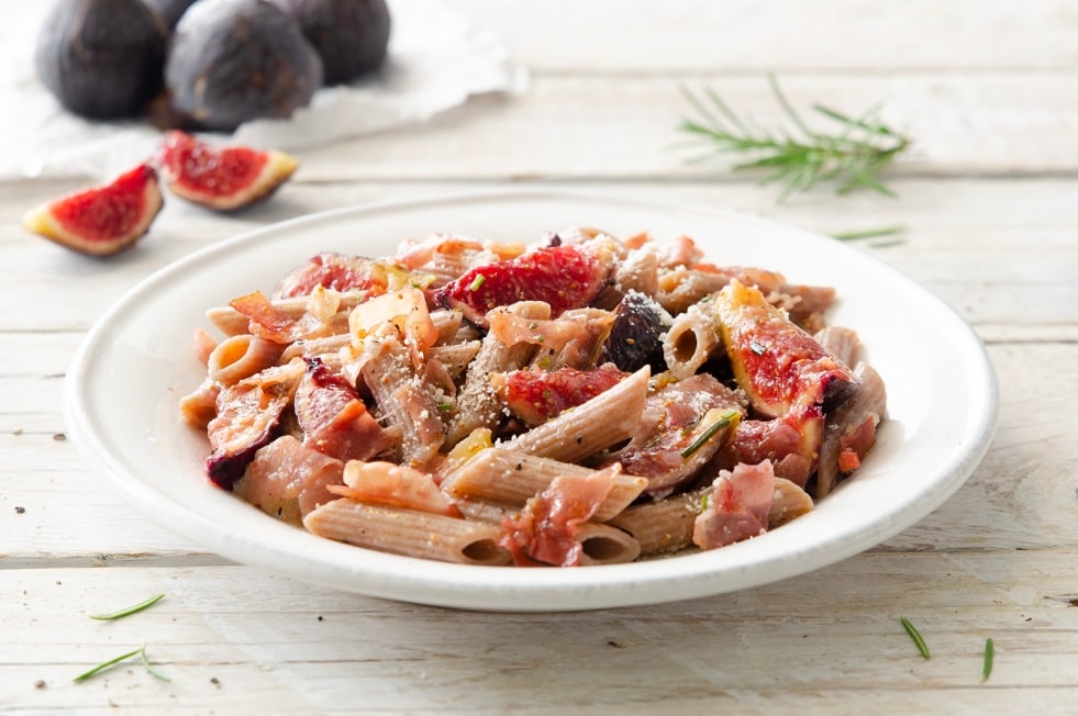 Penne al farro con fichi e speck ricetta