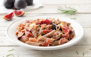 Penne al farro con fichi e speck