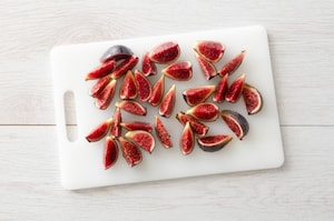 Preparazione Penne al farro con fichi e speck - Fase 1