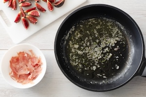 Preparazione Penne al farro con fichi e speck - Fase 2