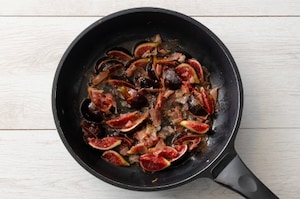 Preparazione Penne al farro con fichi e speck - Fase 2