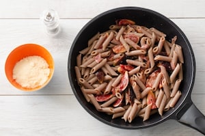 Preparazione Penne al farro con fichi e speck - Fase 3