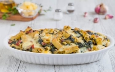 Rigatoni gratinati con formaggio, spinaci e prosciutto crudo 