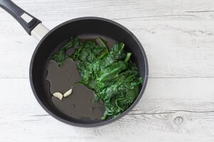 Preparazione Rigatoni gratinati con formaggio, spinaci e prosciutto crudo  - Fase 1