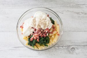 Preparazione Rigatoni gratinati con formaggio, spinaci e prosciutto crudo  - Fase 1