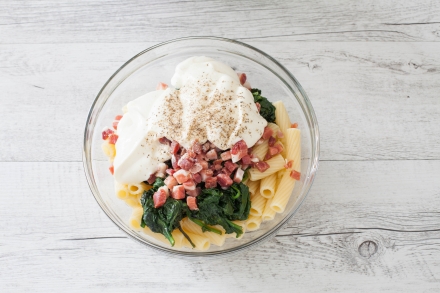 Preparazione Rigatoni gratinati con formaggio, spinaci e prosciutto crudo  - Fase 1 Preparazione Rigatoni gratinati con formaggio, spinaci e prosciutto crudo  - Fase 1