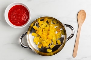 Preparazione Uova affogate con ratatuia di zucchine e peperoni - Fase 1