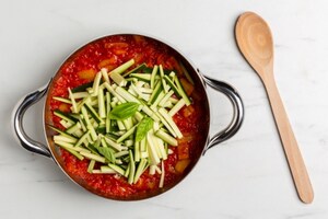 Preparazione Uova affogate con ratatuia di zucchine e peperoni - Fase 2