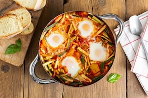 Preparazione Uova affogate con ratatuia di zucchine e peperoni - Fase 3