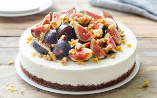 Cheesecake allo yogurt con fichi e noci caramellate Cheesecake allo yogurt con fichi e noci caramellate