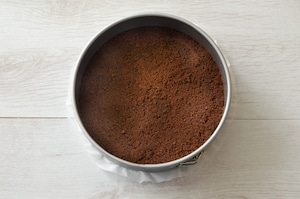 Preparazione Cheesecake allo yogurt con fichi e noci caramellate - Fase 1