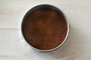 Preparazione Cheesecake allo yogurt con fichi e noci caramellate - Fase 5