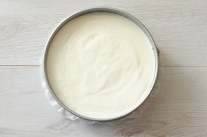 Preparazione Cheesecake allo yogurt con fichi e noci caramellate - Fase 5