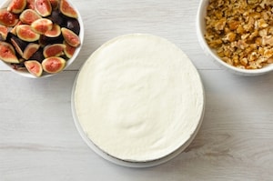 Preparazione Cheesecake allo yogurt con fichi e noci caramellate - Fase 7