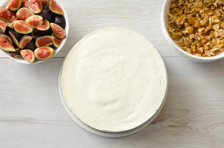 Preparazione Cheesecake allo yogurt con fichi e noci caramellate - Fase 7 Preparazione Cheesecake allo yogurt con fichi e noci caramellate - Fase 7