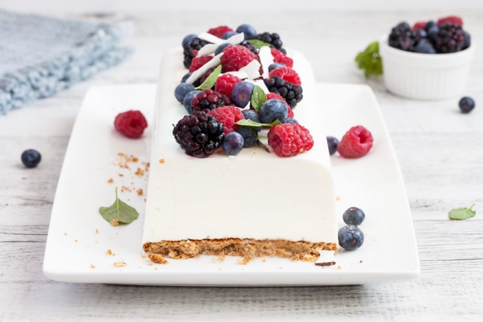Mattonella di yogurt al cocco e frutti di bosco  ricetta