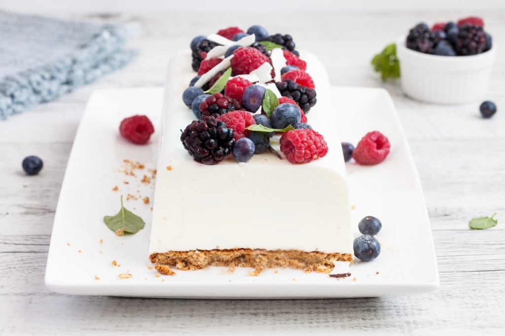 Ricetta Mattonella di yogurt al cocco e frutti di bosco - Cucchiaio d'Argento