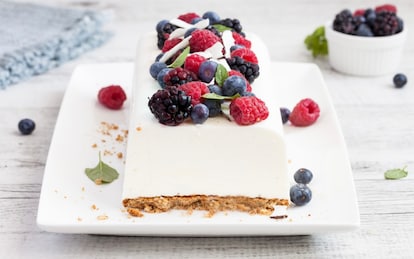 Mattonella di yogurt al cocco e frutti di bosco 