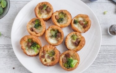 Mini quiches con mozzarella, salsiccia e broccoli 