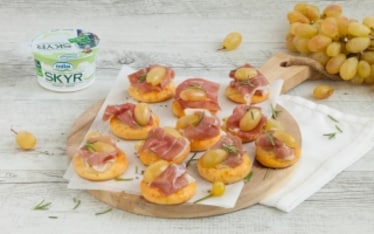 Pizzette allo Skyr con prosciutto crudo e uva 