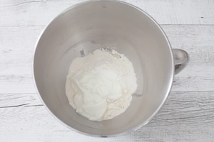 Preparazione Pizzette allo Skyr con prosciutto crudo e uva  - Fase 1