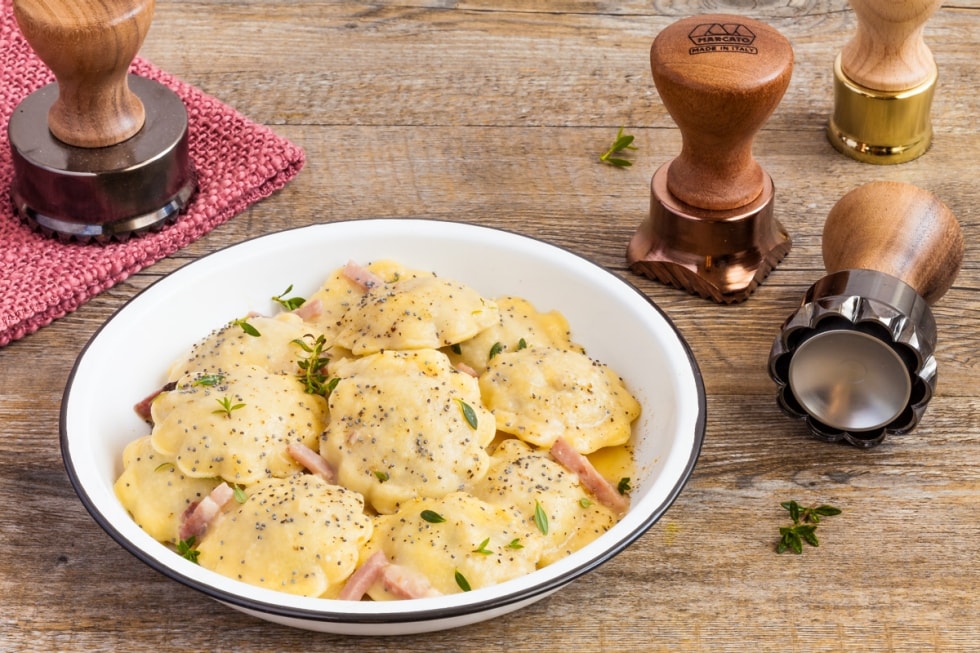 Ravioli al radicchio e speck con salsa alla birra  ricetta