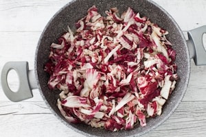 Preparazione Ravioli al radicchio e speck con salsa alla birra  - Fase 1