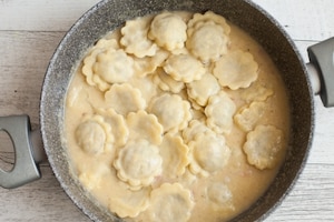 Preparazione Ravioli al radicchio e speck con salsa alla birra  - Fase 7