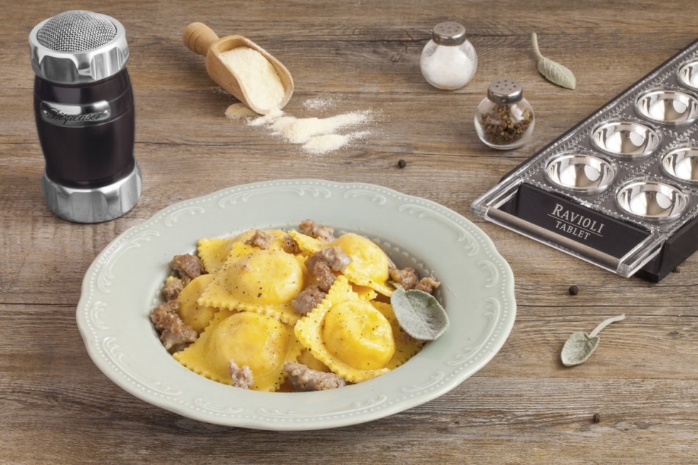 Ravioli ripieni di patate, zafferano e provola con salsiccia  ricetta