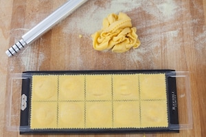 Preparazione Ravioli ripieni di patate, zafferano e provola con salsiccia  - Fase 4