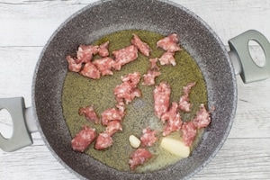 Preparazione Ravioli ripieni di patate, zafferano e provola con salsiccia  - Fase 6