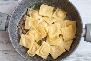 Preparazione Ravioli ripieni di patate, zafferano e provola con salsiccia  - Fase 6