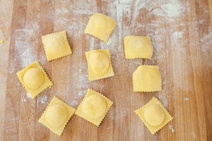Preparazione Ravioli ripieni di patate, zafferano e provola con salsiccia  - Fase 5