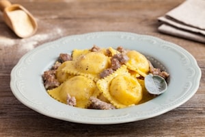 Preparazione Ravioli ripieni di patate, zafferano e provola con salsiccia  - Fase 7