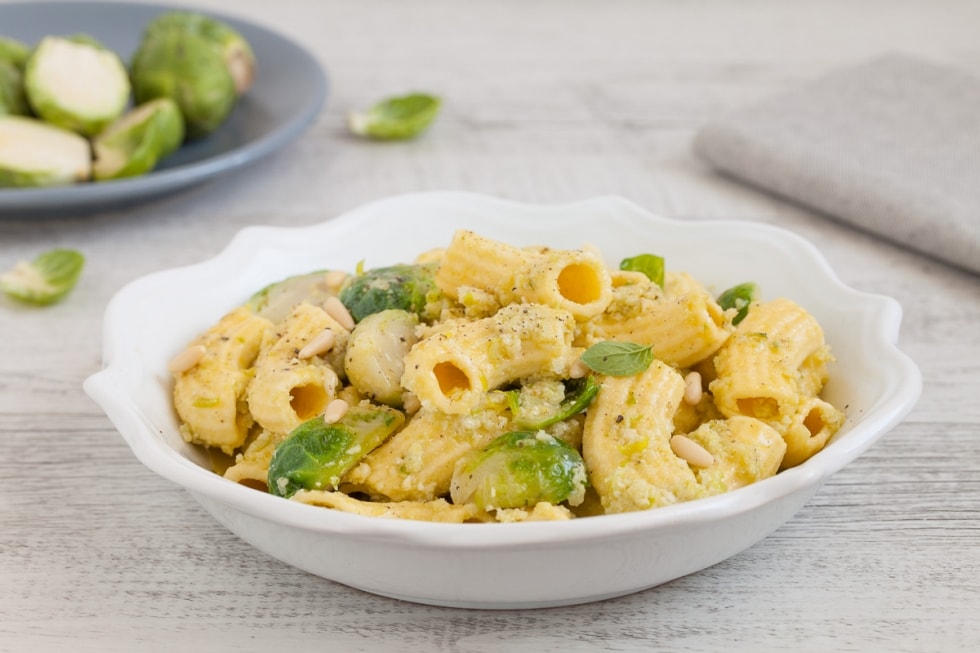 Rigatoni con cavoletti di Bruxelles, limone e pinoli  ricetta