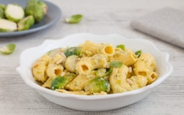 Rigatoni con cavoletti di Bruxelles, limone e pinoli 