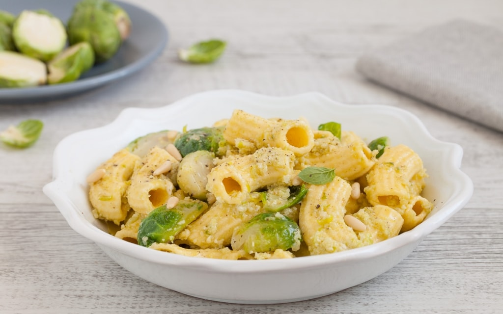 Ricetta Rigatoni Con Cavoletti Di Bruxelles Limone E Pinoli Cucchiaio D Argento