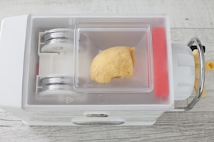 Preparazione Rigatoni con cavoletti di Bruxelles, limone e pinoli  - Fase 1