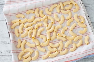Preparazione Rigatoni con cavoletti di Bruxelles, limone e pinoli  - Fase 2