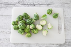 Preparazione Rigatoni con cavoletti di Bruxelles, limone e pinoli  - Fase 2