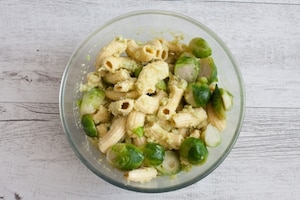 Preparazione Rigatoni con cavoletti di Bruxelles, limone e pinoli  - Fase 4