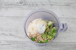 Preparazione Rigatoni con cavoletti di Bruxelles, limone e pinoli  - Fase 3