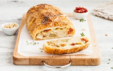 Strudel salato con mozzarella, funghi porcini e pomodori secchi