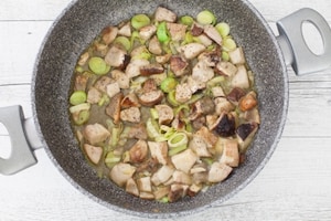Preparazione Strudel salato con mozzarella, funghi porcini e pomodori secchi - Fase 1