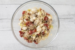 Preparazione Strudel salato con mozzarella, funghi porcini e pomodori secchi - Fase 2
