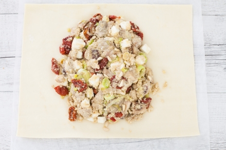Preparazione Strudel salato con mozzarella, funghi porcini e pomodori secchi - Fase 2 Preparazione Strudel salato con mozzarella, funghi porcini e pomodori secchi - Fase 2