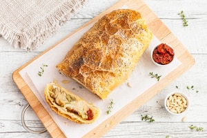 Preparazione Strudel salato con mozzarella, funghi porcini e pomodori secchi - Fase 4